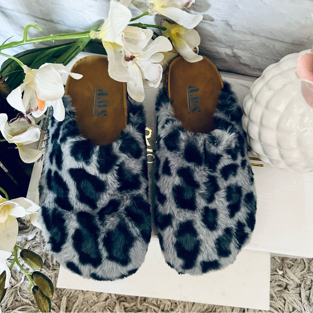Fluffy Leopard Clogs - Picture 2 of 10
